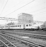 151905 Afbeelding van het electrische treinstel nr. 359 (mat. 1954, plan M) van de N.S. bij het N.S.-station Amsterdam ...